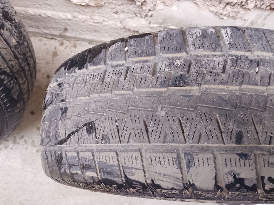 Продам 2шт зимних шин 215/55/17