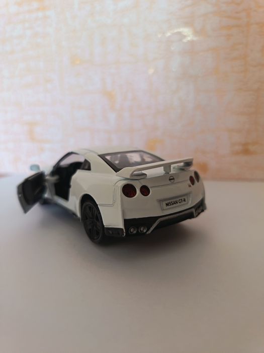 Nissan GT-R R35 temir o'yinchoq