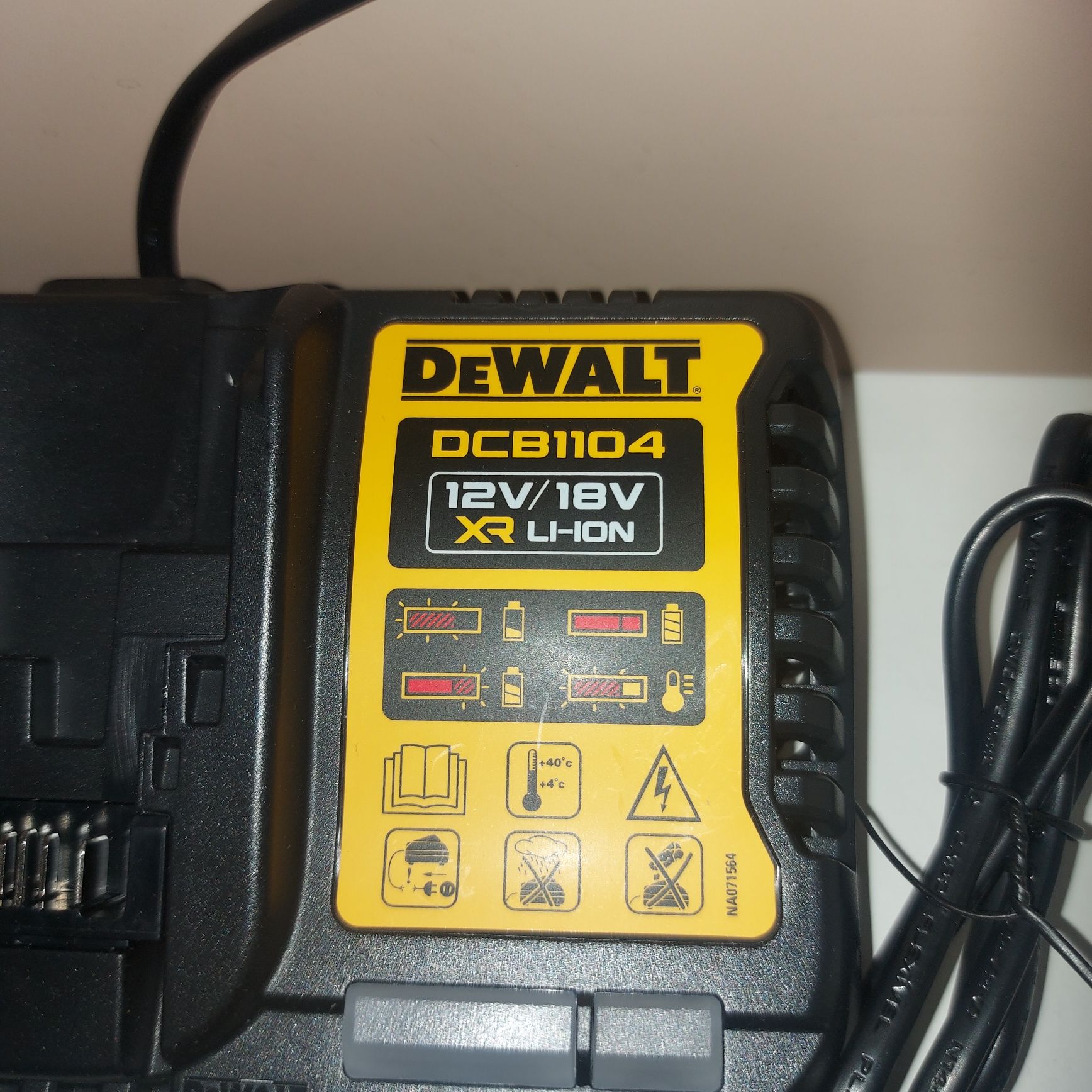 Нов модел зарядно Dewalt DCB1104