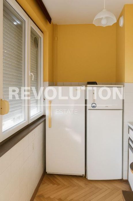 Дава се под наем Двустаен апартамент в Варна, Левски - 76 кв.м за 425 € - Снимка #2