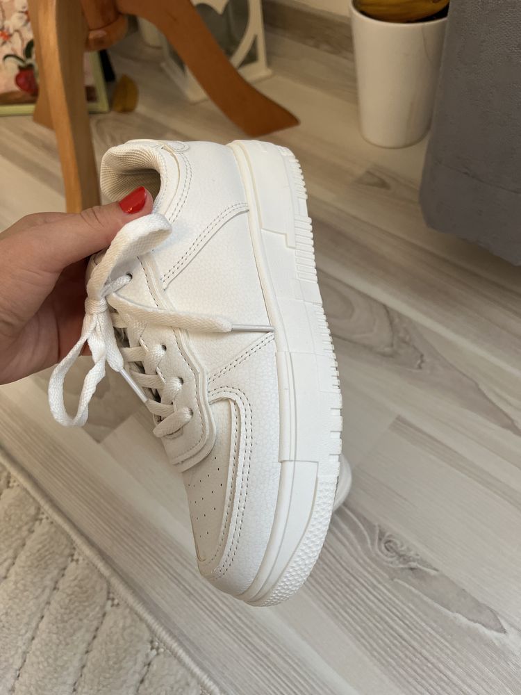 Vand sneakers albi marimea 36 DEEZEE