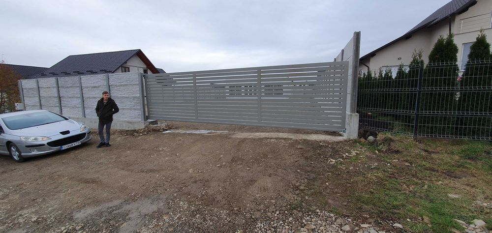 Casă de vânzare cu garaj/hală, gard beton, etc.