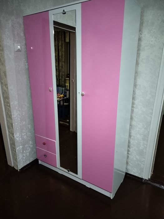 Шкаф для одежды и кровать