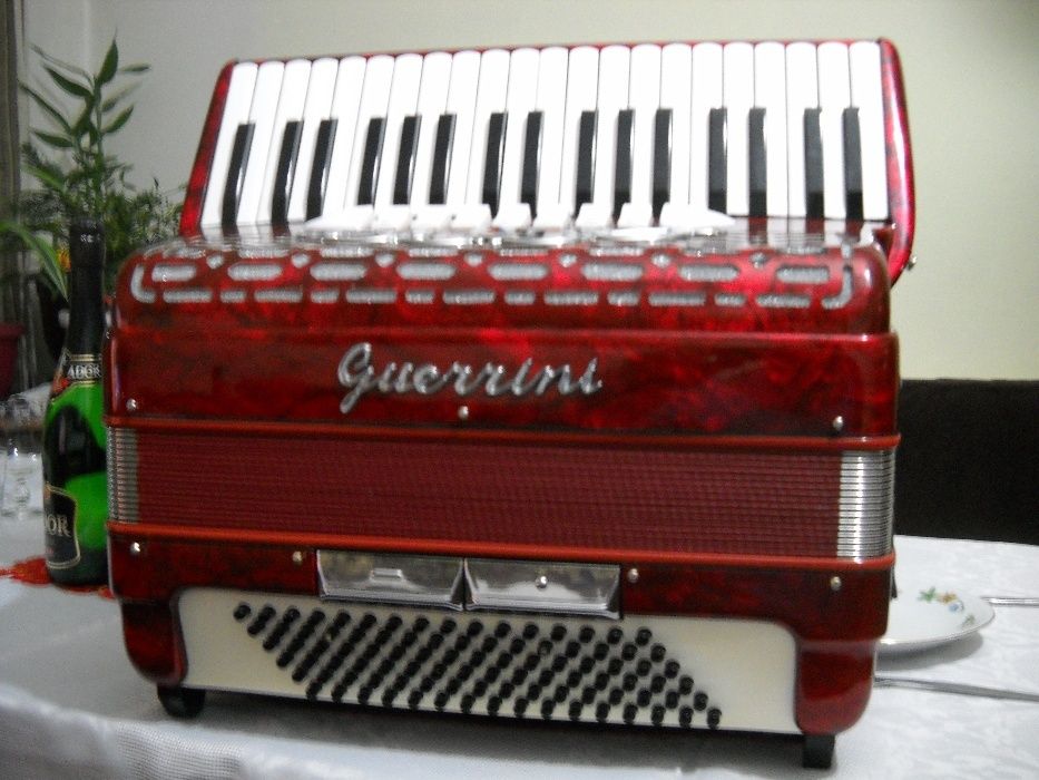 vand acordeon guerrini cu muzica cagnoni a mano din fabrica 96 basi.4s