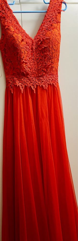 Vand rochie roșie, cu detalii superbe, eleganta, lunga