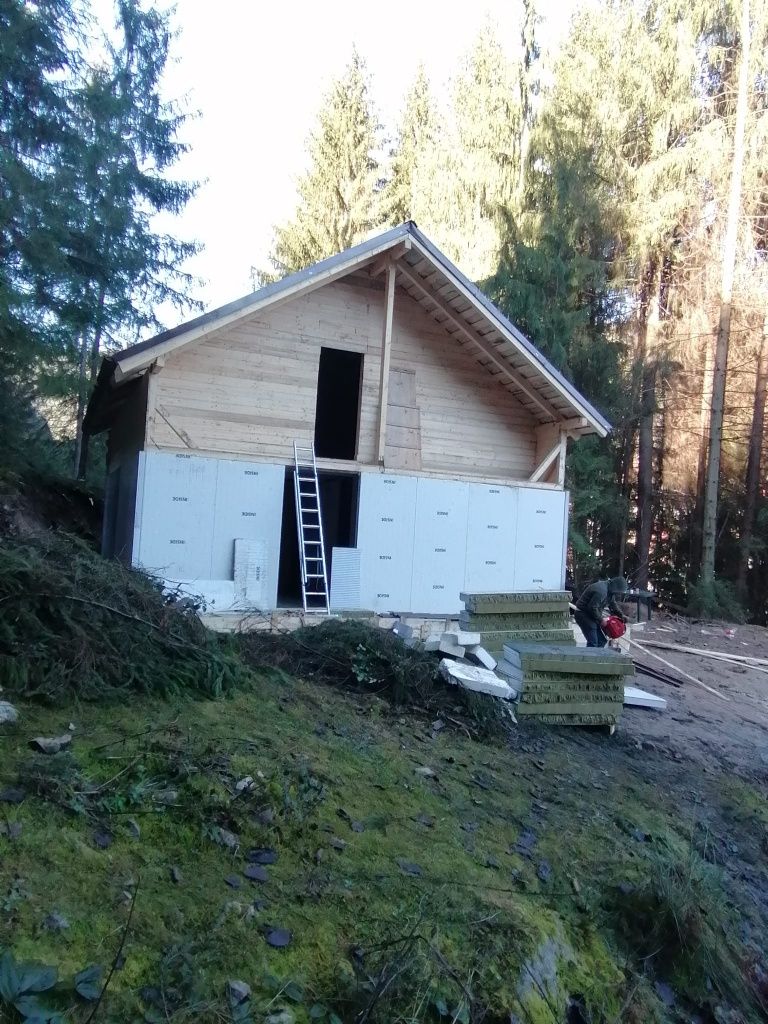 facem case pe structură metalică cu panouri sandwice în izolații inter