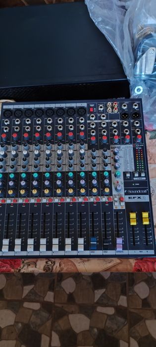 Vând mixer Soundcraft.