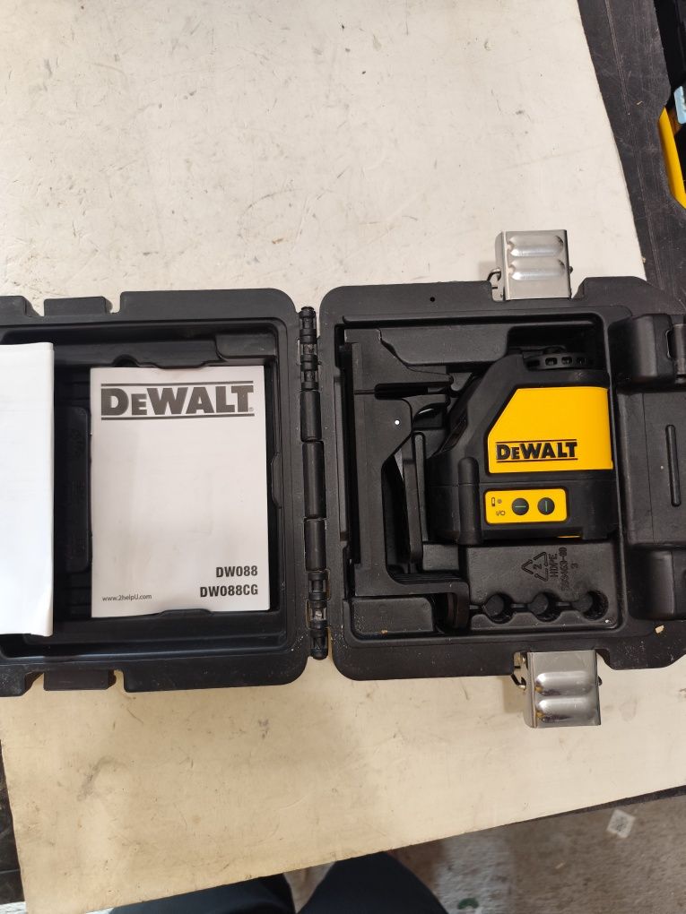 Линеен лазерен нивелир Девалт DeWALT DW088 CG