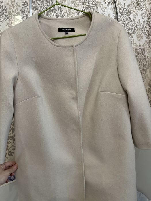 Польто женское кремого цвета