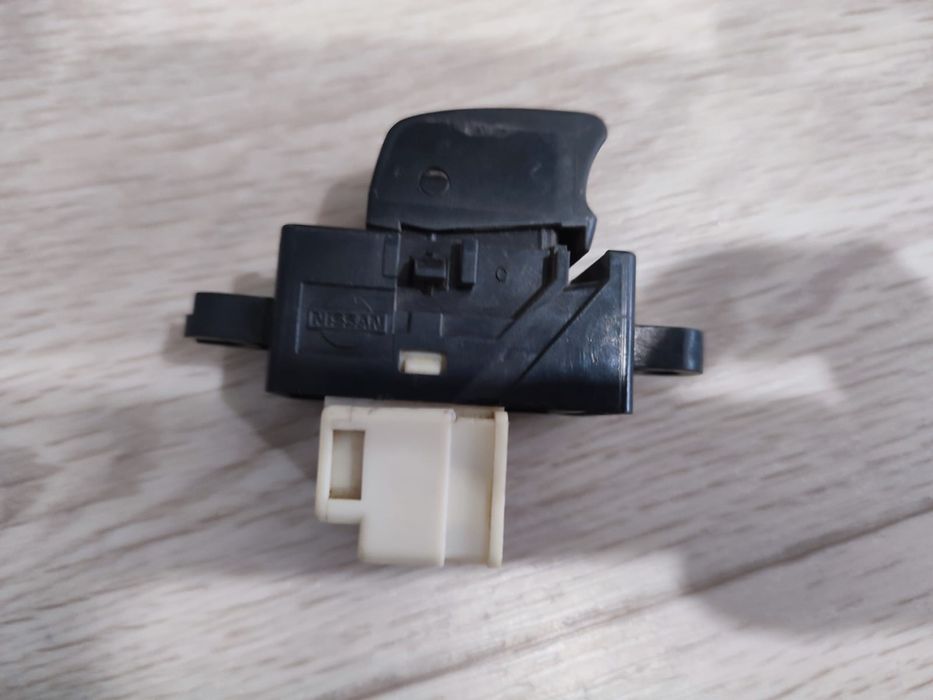 Продам кнопку стеклоподъёмника 2штуки Nissan Primera, almera, cefiro