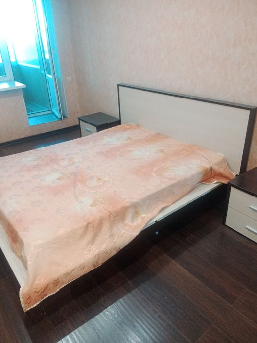 Продается кровать на спальню, с двумя  тумбочками