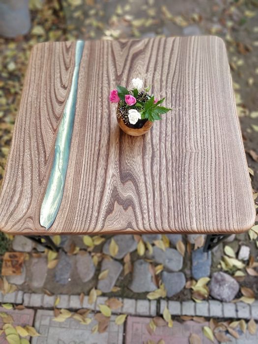 Журнальный стол из натурального дерева