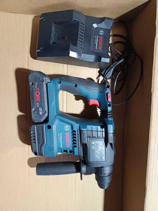 Bosch rotopercutor cu acumulator și incarcator