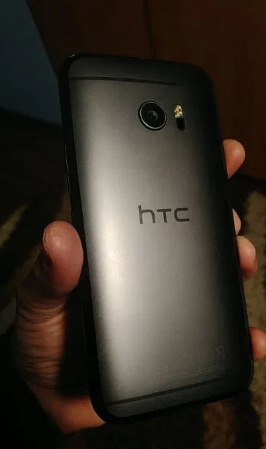 HTC 10 (32gb ROM, 4 GB Ram, Snapdragon 820, ecran 2k)