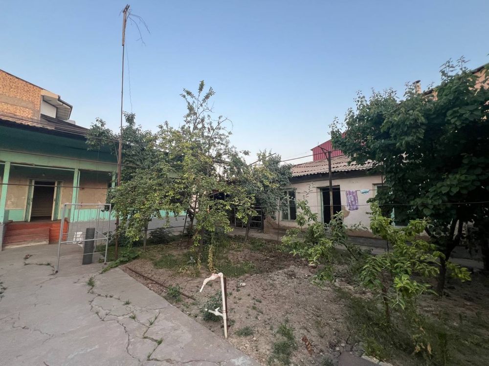 Уй сотилади 8 сотих.