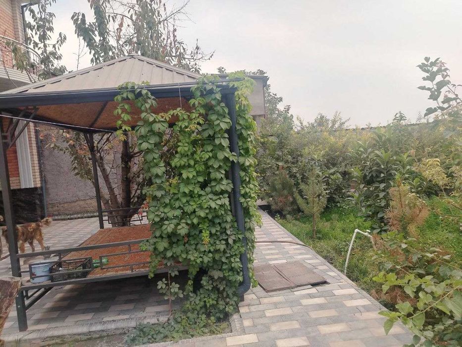 Уй сотитлади Чорток махаллада 6 сотих 2 кават тулик битган