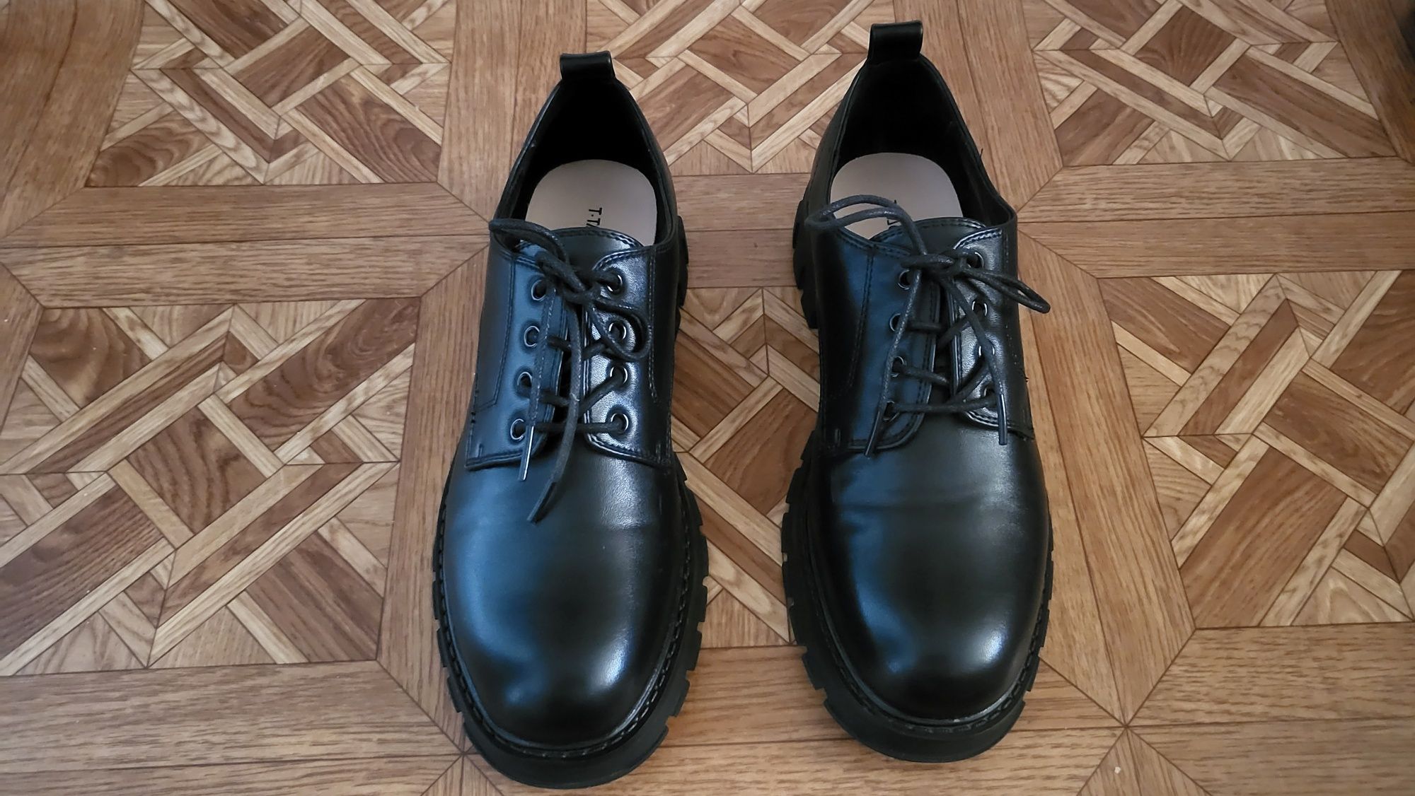Продам женские ботинки