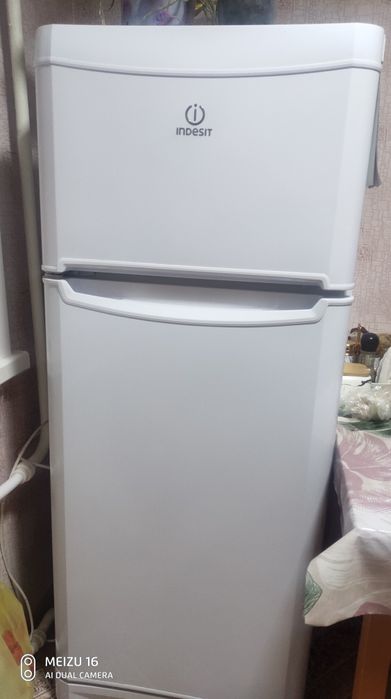Холодильник . Индезит .