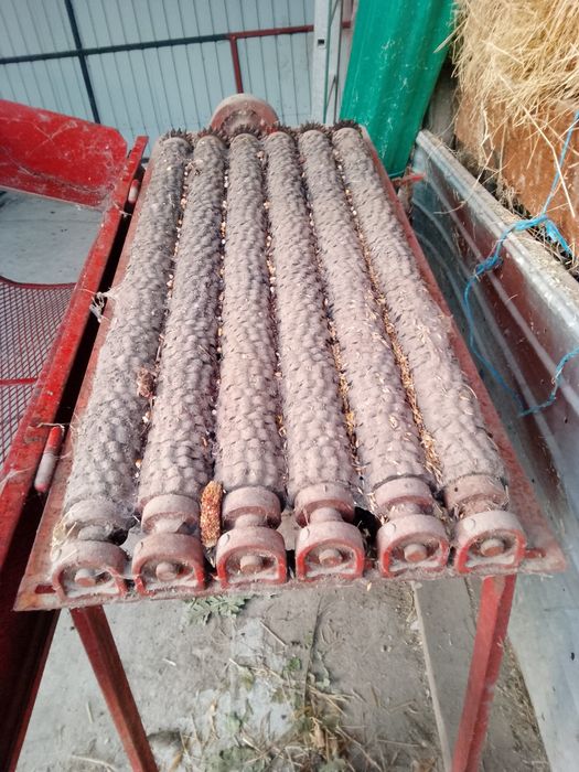 Vând mașină de depănușat porumb.