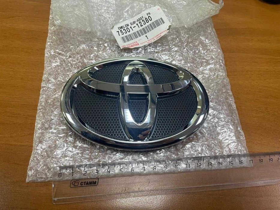Эмблема на решетку радиатора Corolla оригинал новая