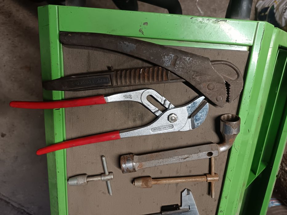 Продават се инструменти