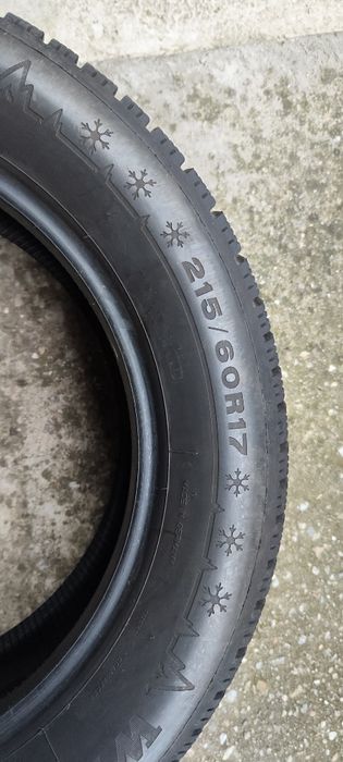 Vând 2 cauciucuri Dunlop 215 60 R17