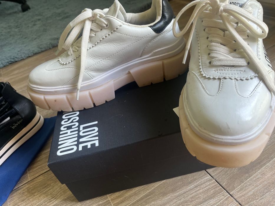 Vand adidași Moschino și sandale armani
