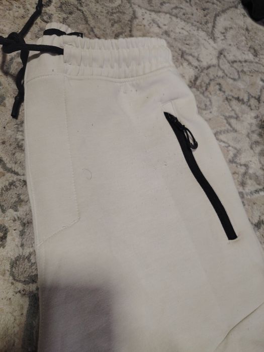 O pereche de pantaloni groși de trening