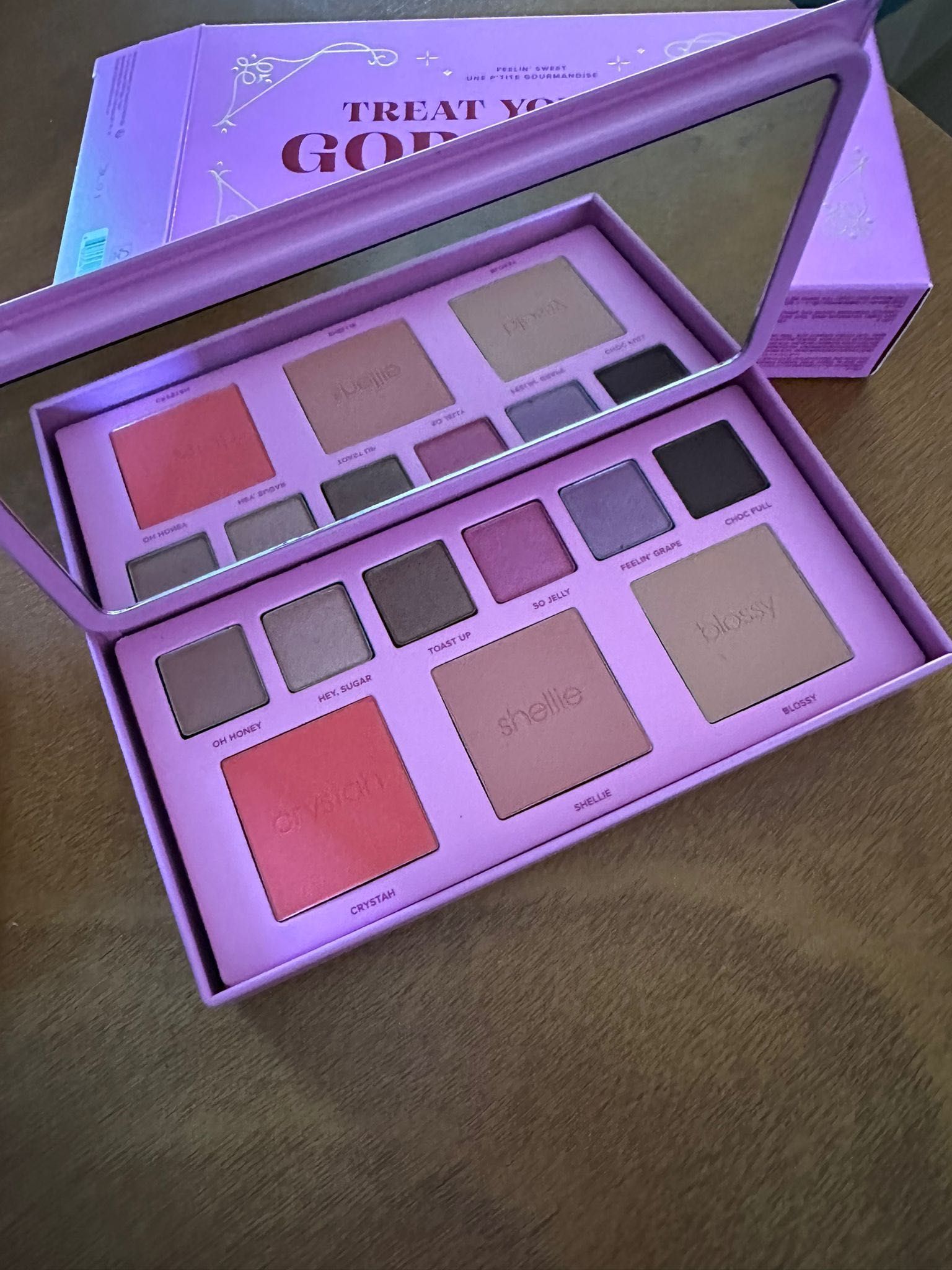 Benefit Treat yourself, Gorgeous! Палитра за лице и очи.
