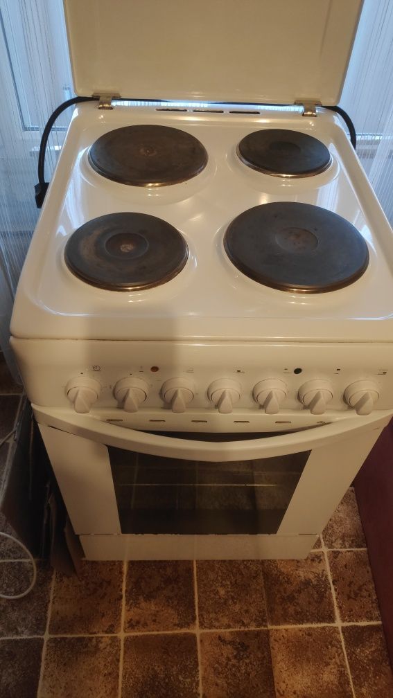 Продавам - готварска печка Indesit