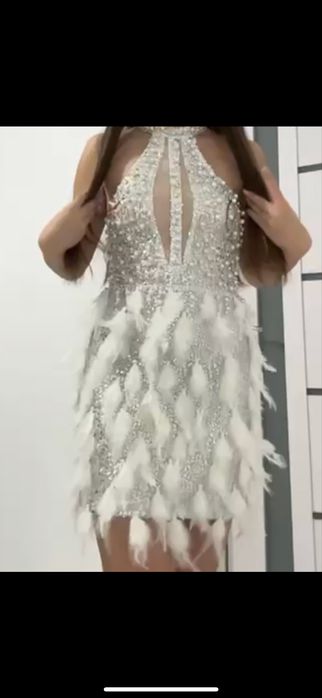 Rochie scurta de lux , cu paiete argintii si pene fine