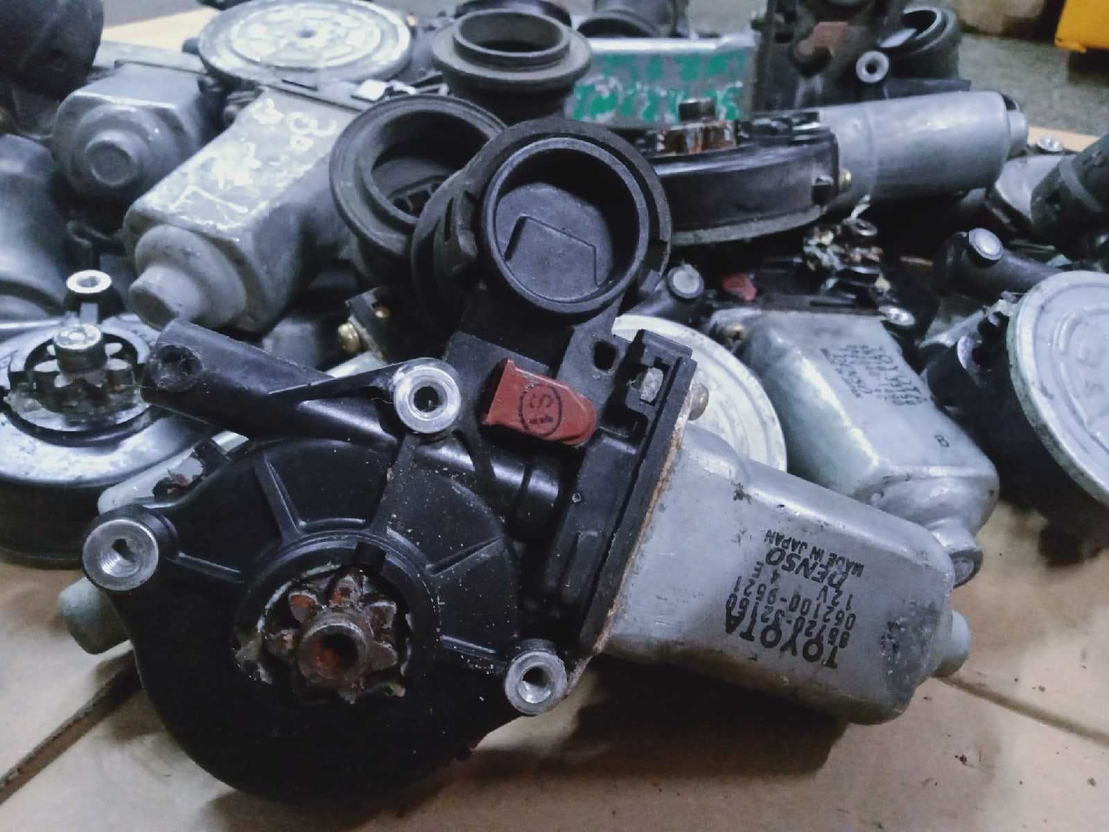 Продам оригинальный моторчик стеклоподъемника на Toyota Highlander