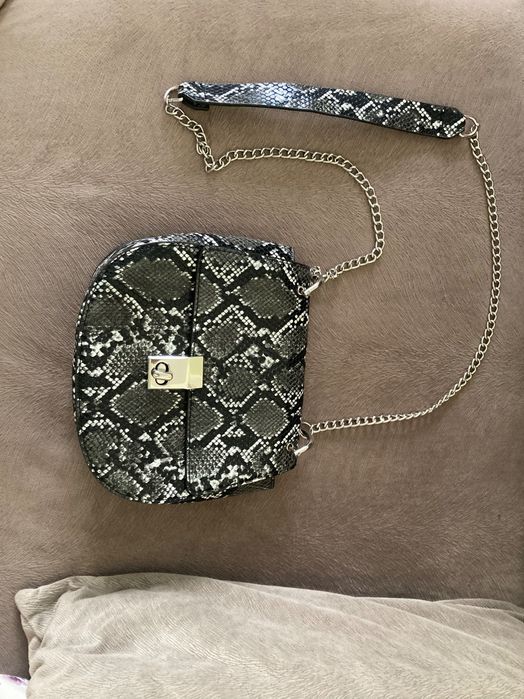 Дамска чанта с дълга дръжка