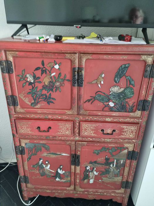 Dulap  original din lemn  de cires masiv cu motive din metal