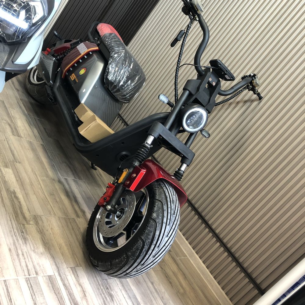 scuter electric model cu cartelă