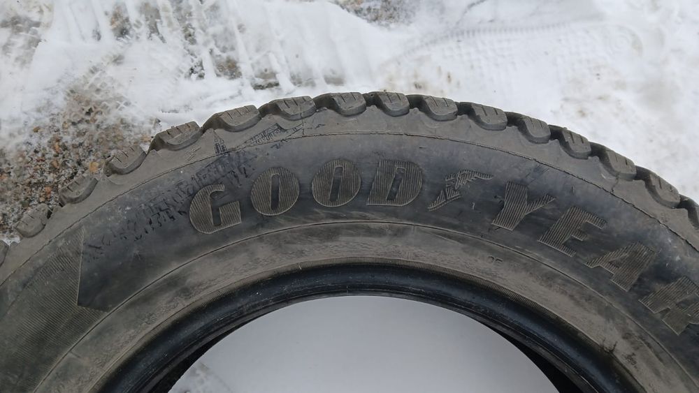 Зимняя шипованная резина 215/55 R16