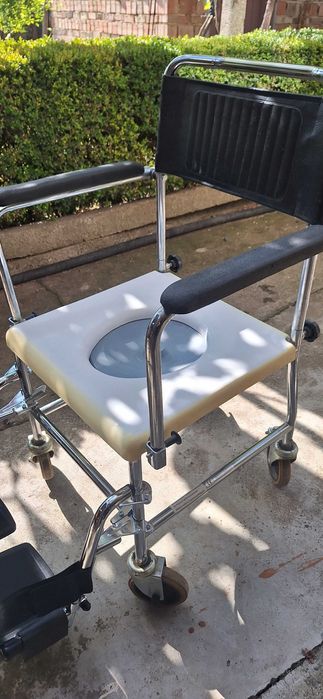 Инвалиден стол за баня