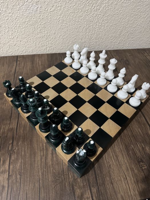 Шахматы ручной работы из смолы и дерева