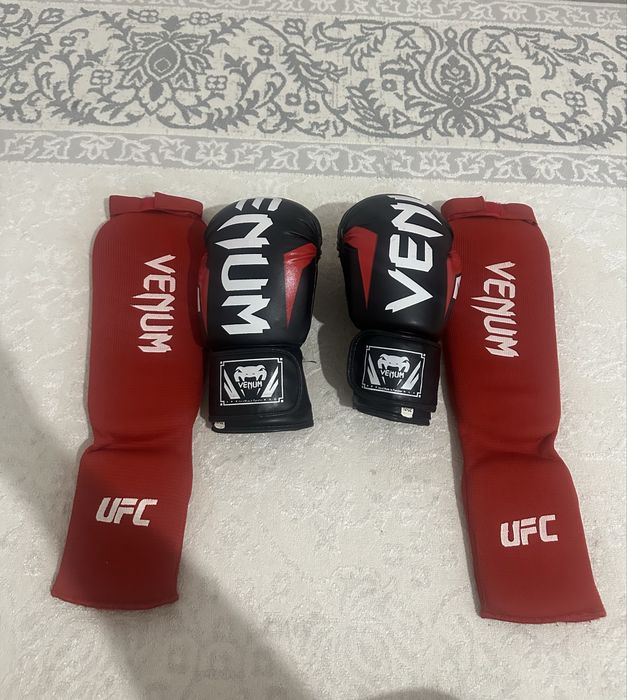 Срочно продам боксерские перчатки и футы venom