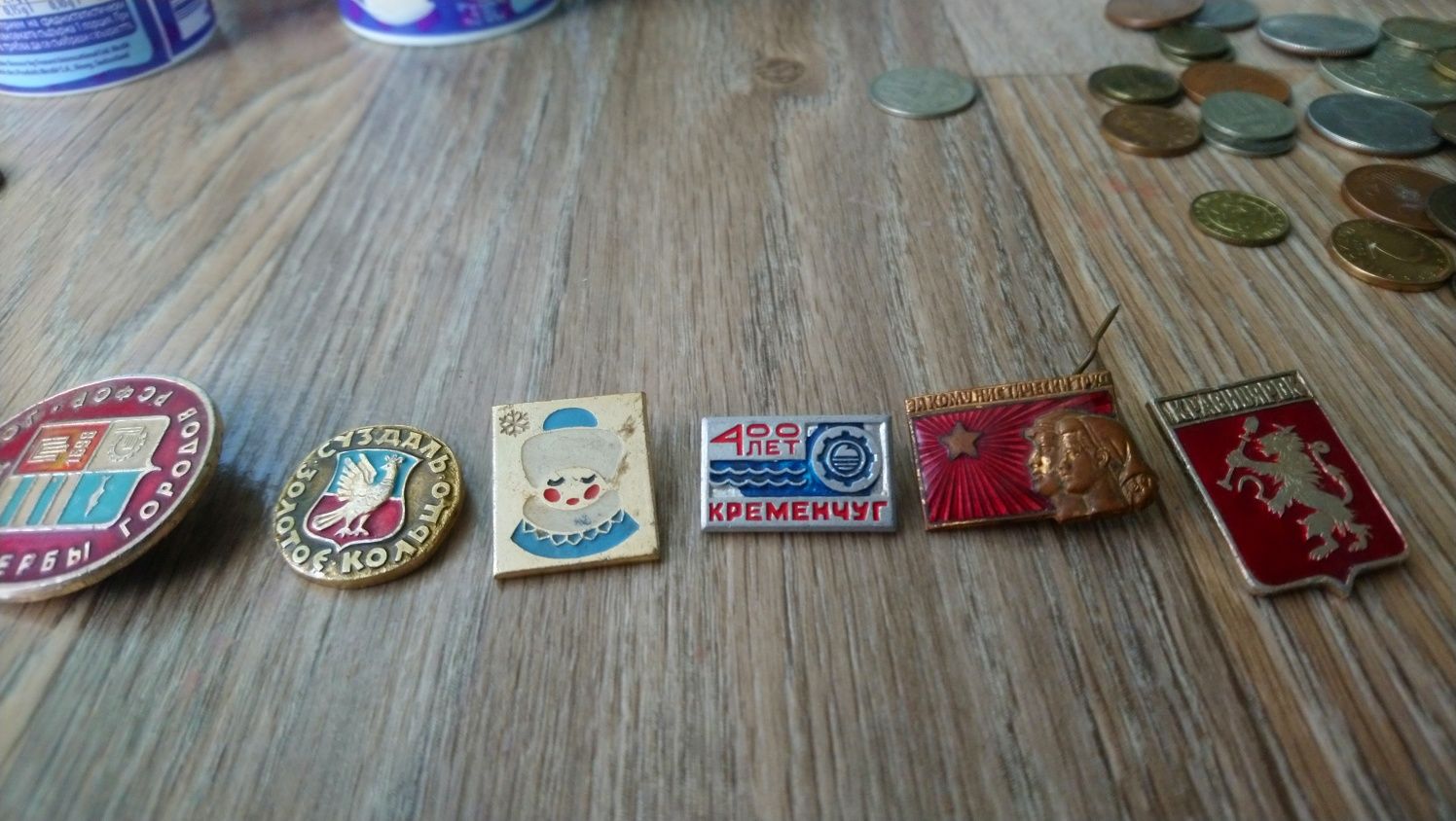 Значки - български и руски. Продават се и поотделно.