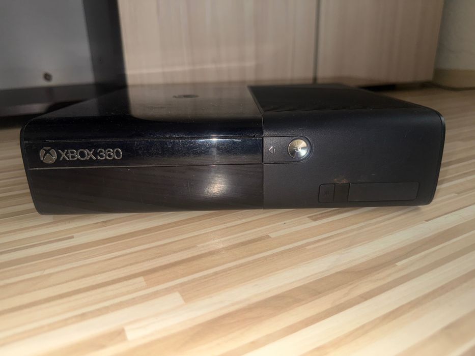 Xbox 360 + 2 джойстика + 4 игри – Готов за игра!