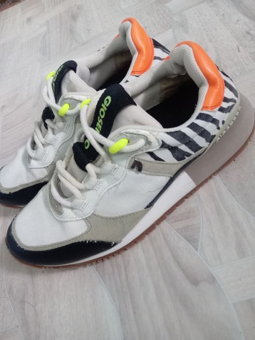 Продам женские кроссовки.