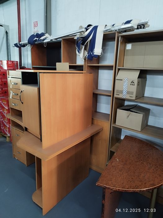 Распродажа офисной мебели,столы шкафы офисные