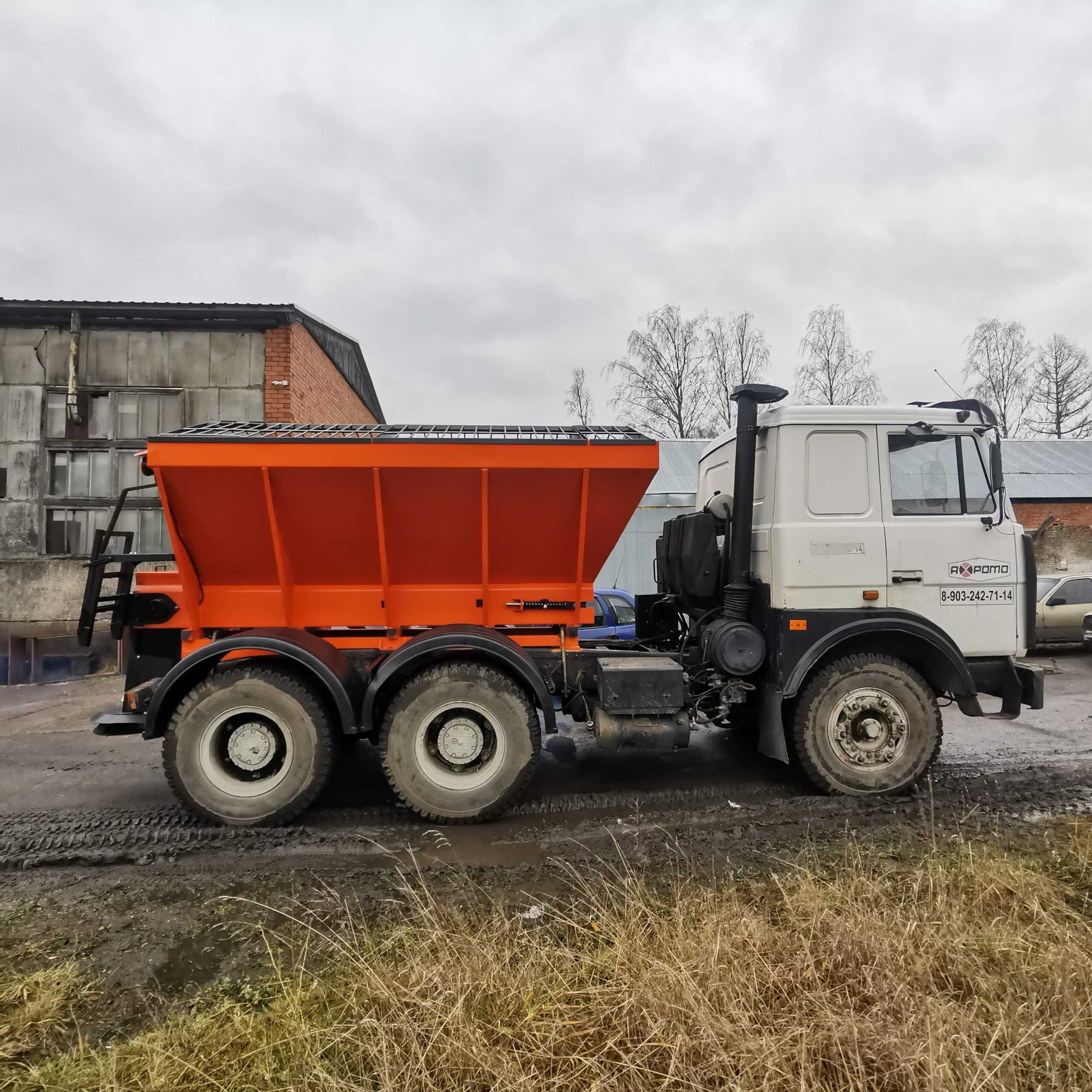 Пескоразбрасыватель на шасси ПРС-7.0 (7-8 куб.)