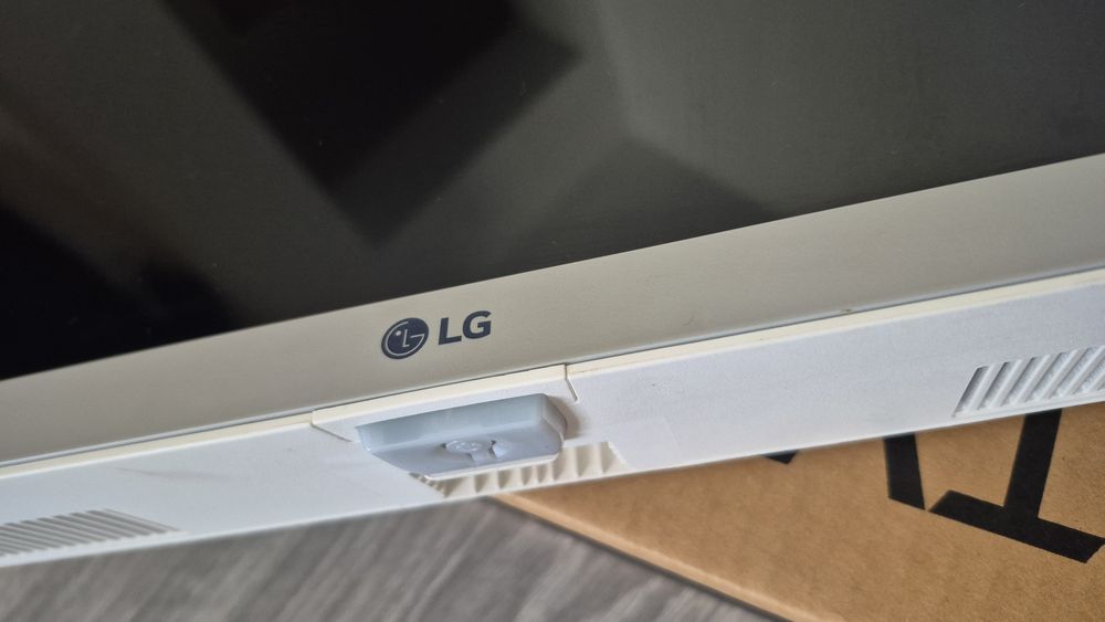 Televizor LG Alb 70 cm