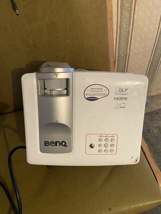 Проектор BenQ показвает хорошо.