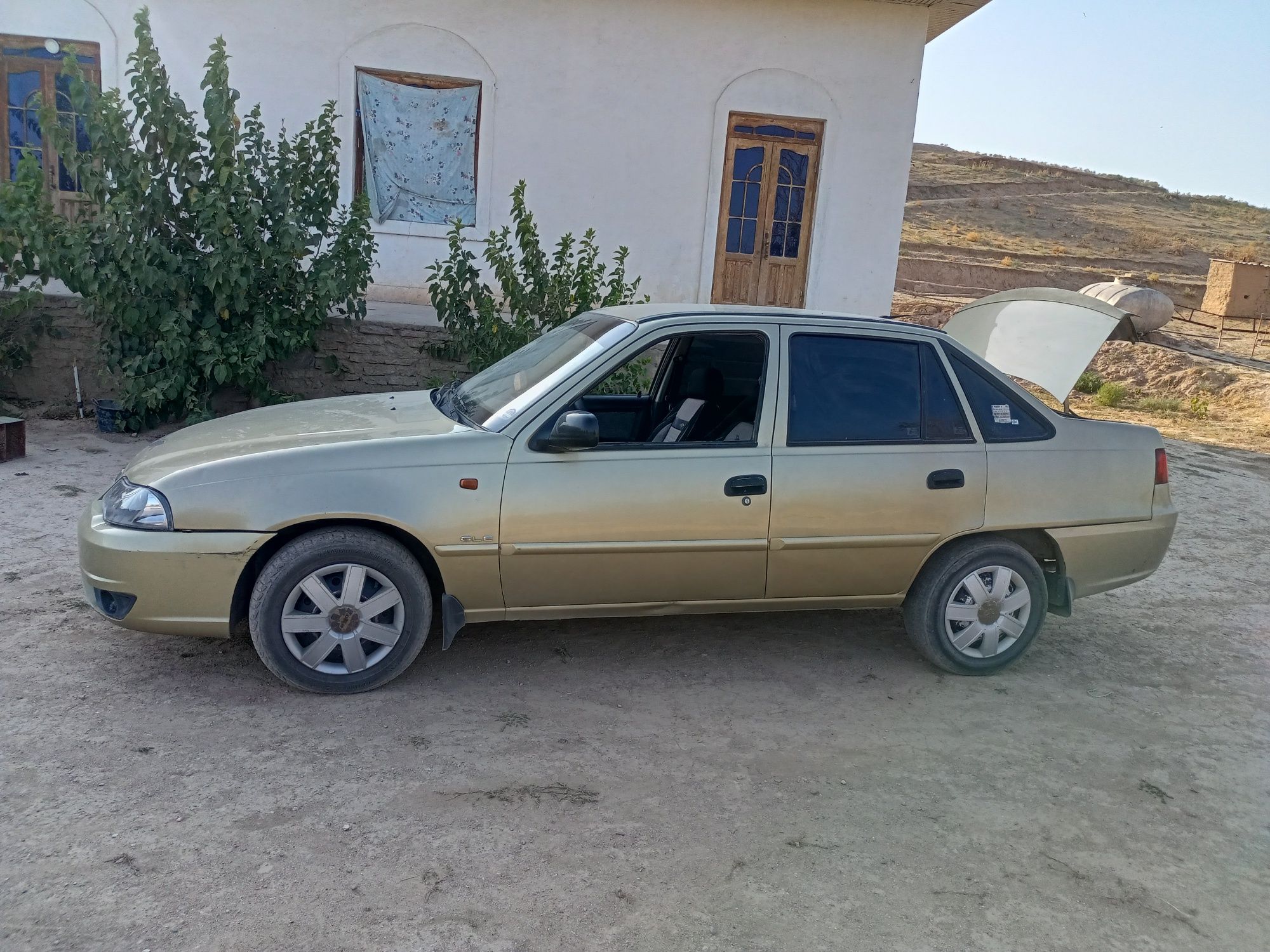 Salom sotiladi 2009 yili metani bor 250000 yurgan xolati yaxshi