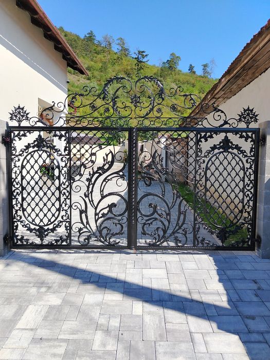 Porți și garduri din fier forjat
