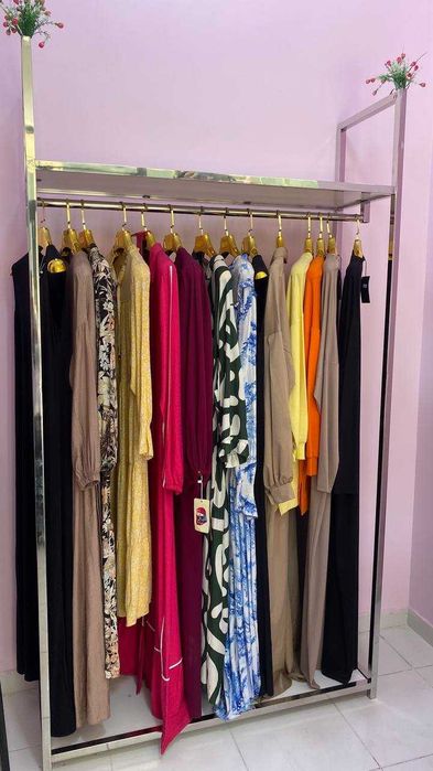 Ayollar kiyim do'koni polkalari, ilgichlari, hamma narsasi sotiladi