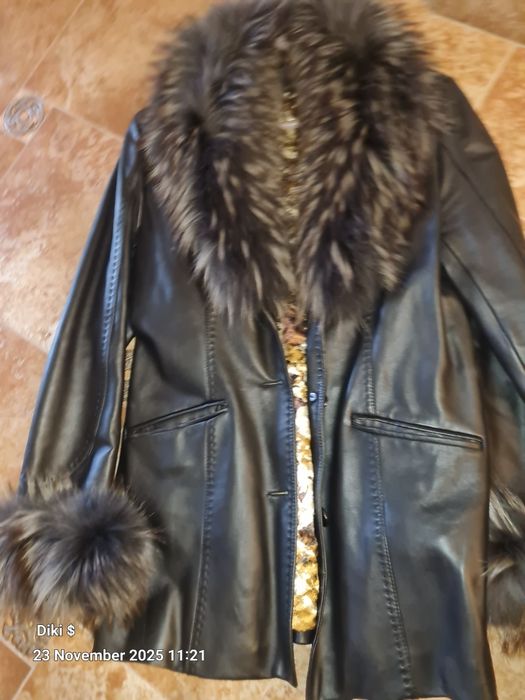 Кожено сако с голяма яка